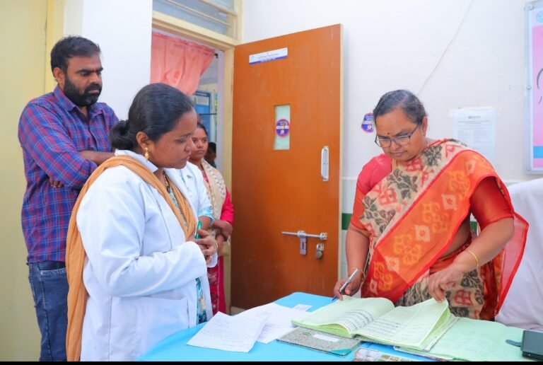 ప్రాథమిక ఆరోగ్య కేంద్రాన్ని ఆకస్మికంగా తనిఖీ చేసినసిద్దిపేట కలెక్టర్ హైమావతి..