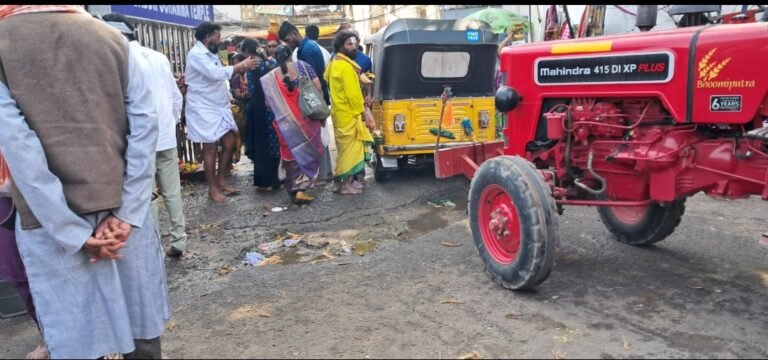 వేములవాడ బద్ది పోచమ్మ ఆలయం వద్ద  భక్తులకు తప్పని తిప్పలు….