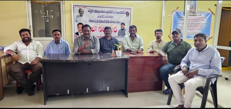 చలో కలెక్టరేట్ ను విజయవంతం చేయండి*–252 జీవోను సవరించే వరకు పోరాటం ఆగదు.–జర్నలిస్టులు హక్కులను కాల రాస్తామంటే సహించేది లేదు.–టీయూడబ్ల్యూజే రాష్ట్ర ఉపాధ్యక్షులు లాయక్ పాషా….