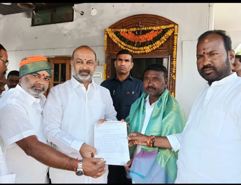 గ్రామాభివృద్ధికి నిధులు మంజూరి చేయించాలని కేంద్రమంత్రి బండి సంజయ్ కి వినతి పత్రం అందజేసినగుగ్గిళ్ల గ్రామ సర్పంచ్ గుగ్గిళ్ల మల్లయ్య….