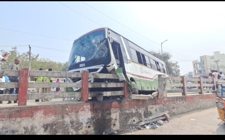 జమ్మికుంట లో బస్సు ప్రమాదం…