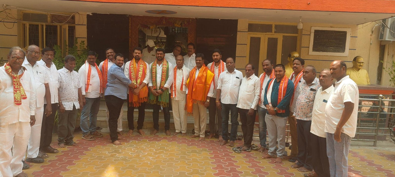 ఘనంగా శ్రీ వాసవి మాత జయంతి వేడుకలు..పాల్గొన్న మున్సిపల్ చైర్మన్, రాజు, న్యాయవాదుల సంఘం అధ్యక్షులు మనోహర్  వైస్ చైర్మన్ తో పాటు న్యాయవాదుల సంఘం కార్యవర్గాన్ని సన్మానించిన ఆర్యవైశ్యులు  ……