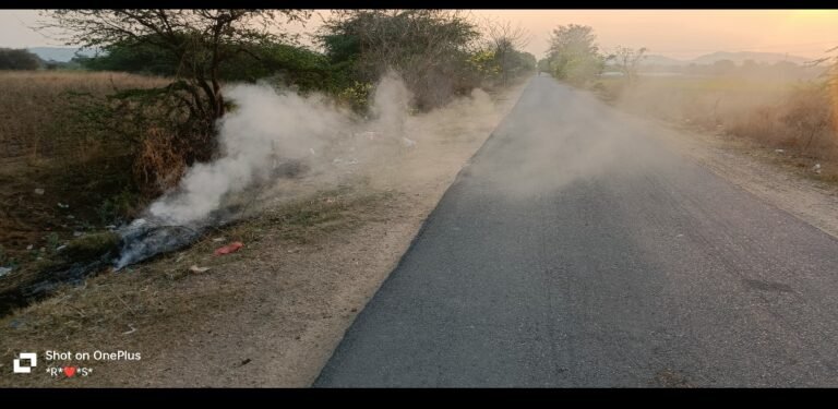 పట్టించుకోని అధికారులు..!చెత్త కుప్పలు వేయడం…రాత్రి సమయంలో కాల్చివేయడం–ప్రమాదాలకు నిలయం…