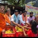 చిన్నహనుమాన్ జయంతిసందర్బంగా సాయి రూప చారిటబుల్ ట్రస్ట్ ఆధ్వర్యంలో  హనుమాన్ భక్తులకు పులిహోర,స్వీట్,అరటిపండ్లు వాటర్ బాటిల్ పంపిణీ కార్యక్రమం…