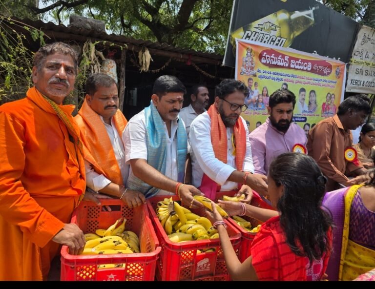 చిన్నహనుమాన్ జయంతిసందర్బంగా సాయి రూప చారిటబుల్ ట్రస్ట్ ఆధ్వర్యంలో  హనుమాన్ భక్తులకు పులిహోర,స్వీట్,అరటిపండ్లు వాటర్ బాటిల్ పంపిణీ కార్యక్రమం…