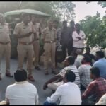 లారీలు రాక రైతుల రాస్తారోకోనేటి రోజునే లారీలు వస్తాయని రైతులకు సమాచారం…..