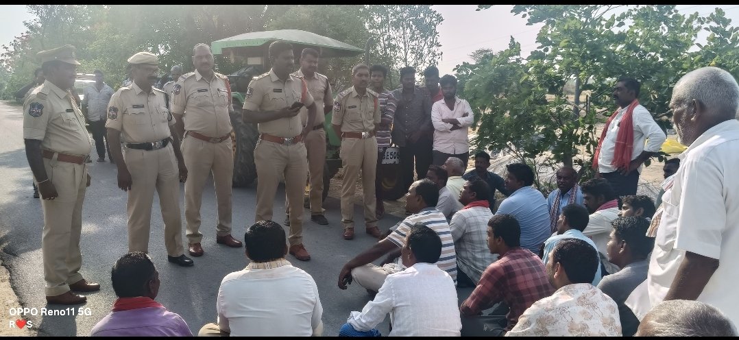 లారీలు రాక రైతుల రాస్తారోకోనేటి రోజునే లారీలు వస్తాయని రైతులకు సమాచారం…..